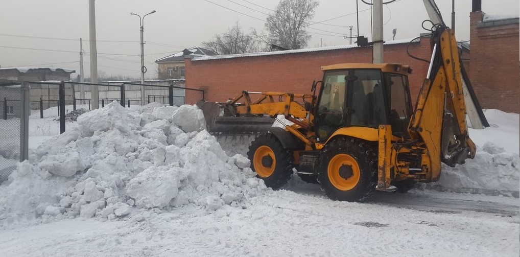 Экскаватор погрузчик для уборки снега и погрузки в самосвалы для вывоза в Комсомольске