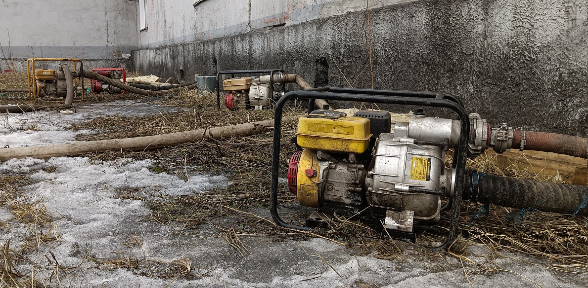 Откачка мотопомпами талой воды из подвала дома в Ивановской области